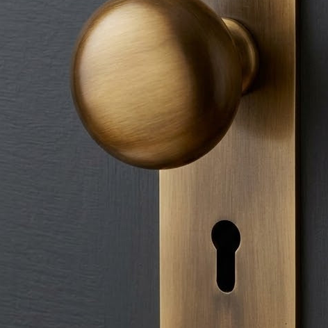 Heritage Balmoral Antique Brass Knob on Lock Plate