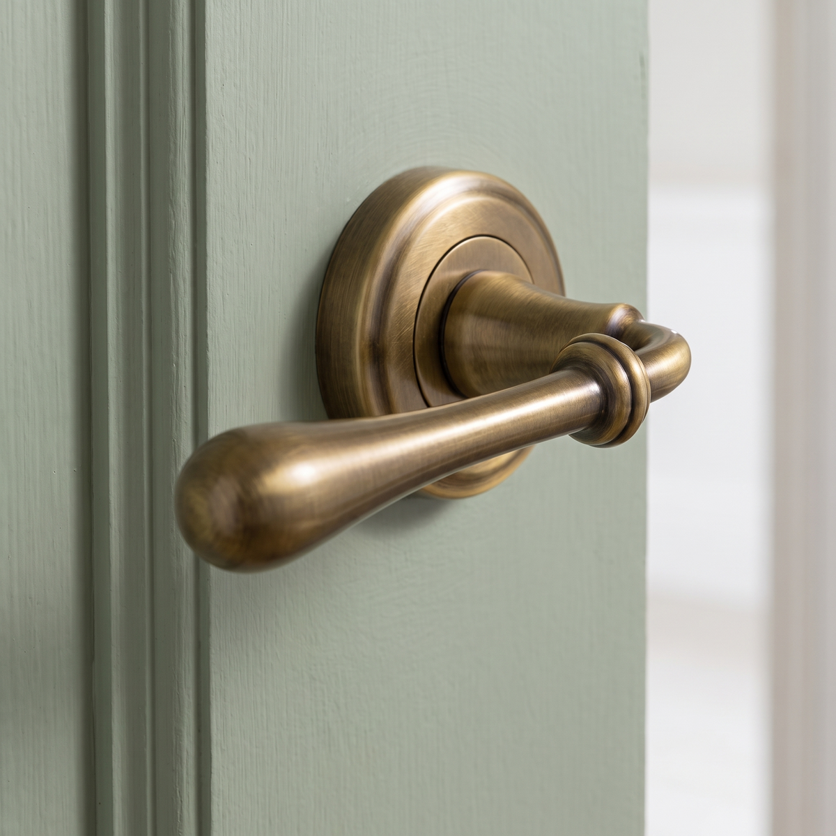 Roma Distressed Brass Decorative Lever on Round Rose