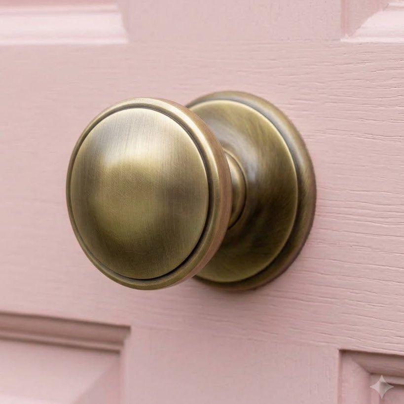 Heritage V900 Antique Brass Centre Door Knob 3in