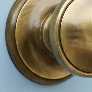 Heritage V900 Antique Brass Centre Door Knob 3in