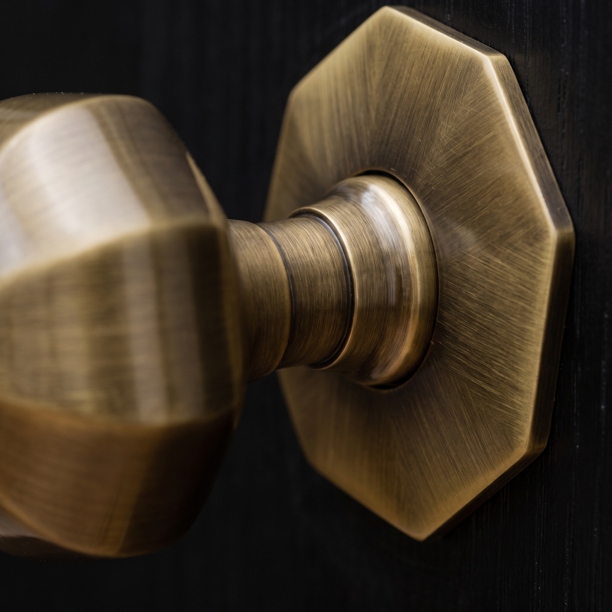Heritage V880 Antique Brass Faceted Centre Door Knob 2.5in