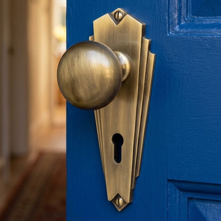Heritage BR1800 Antique Brass Broadway Knob on Lock Plate