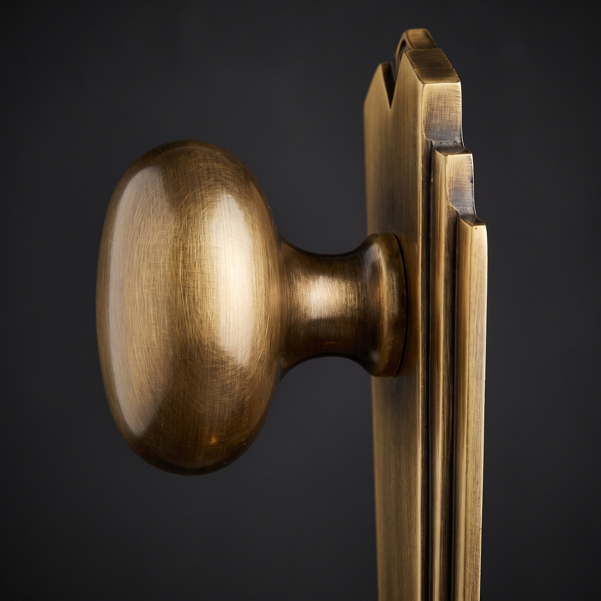 Heritage BR1810 Antique Brass Broadway Knob on Latch Plate