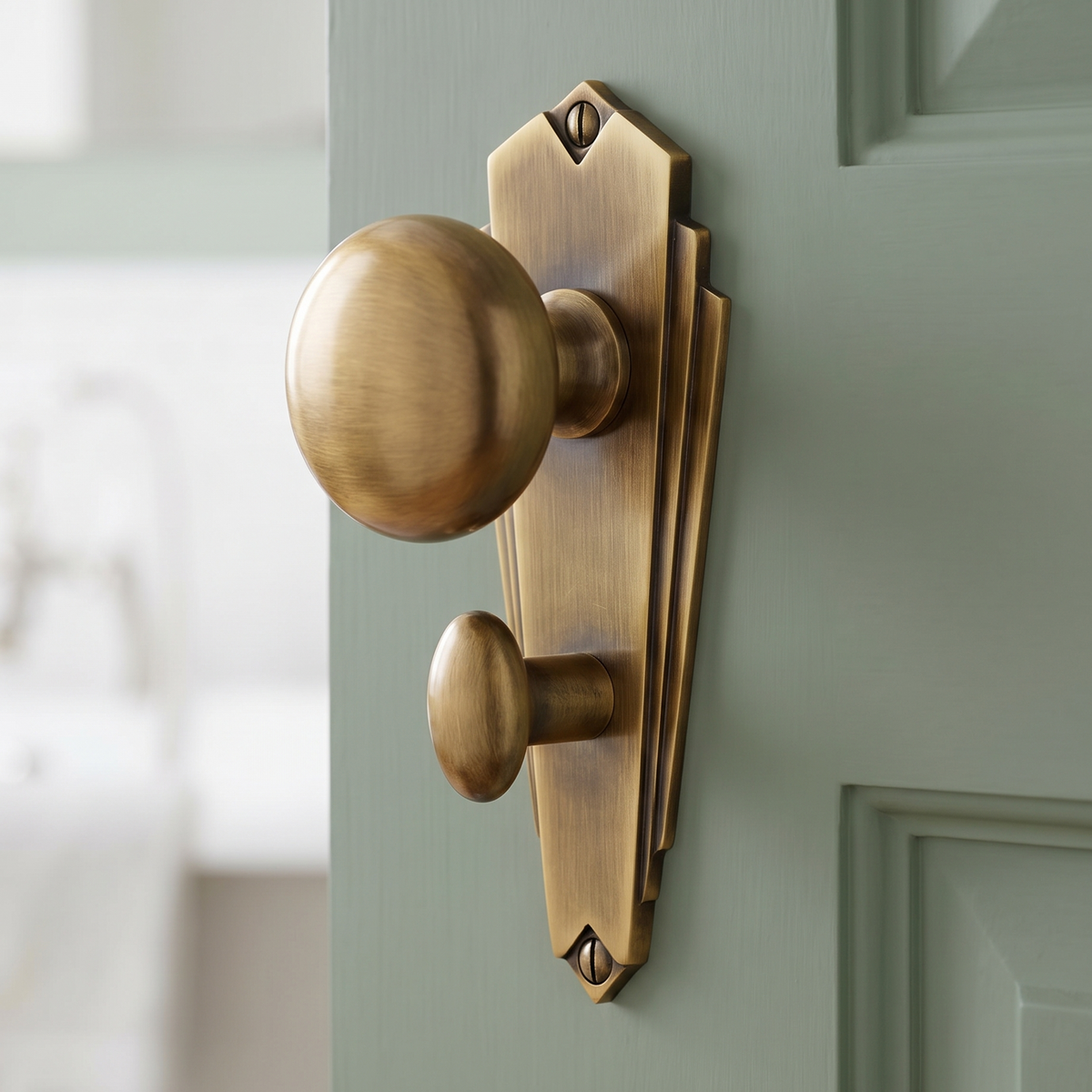Heritage BR1830 Antique Brass Broadway Knob on Bathroom Plate