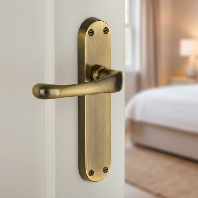 Heritage V6060 Antique Brass Gloucester Latch Handles