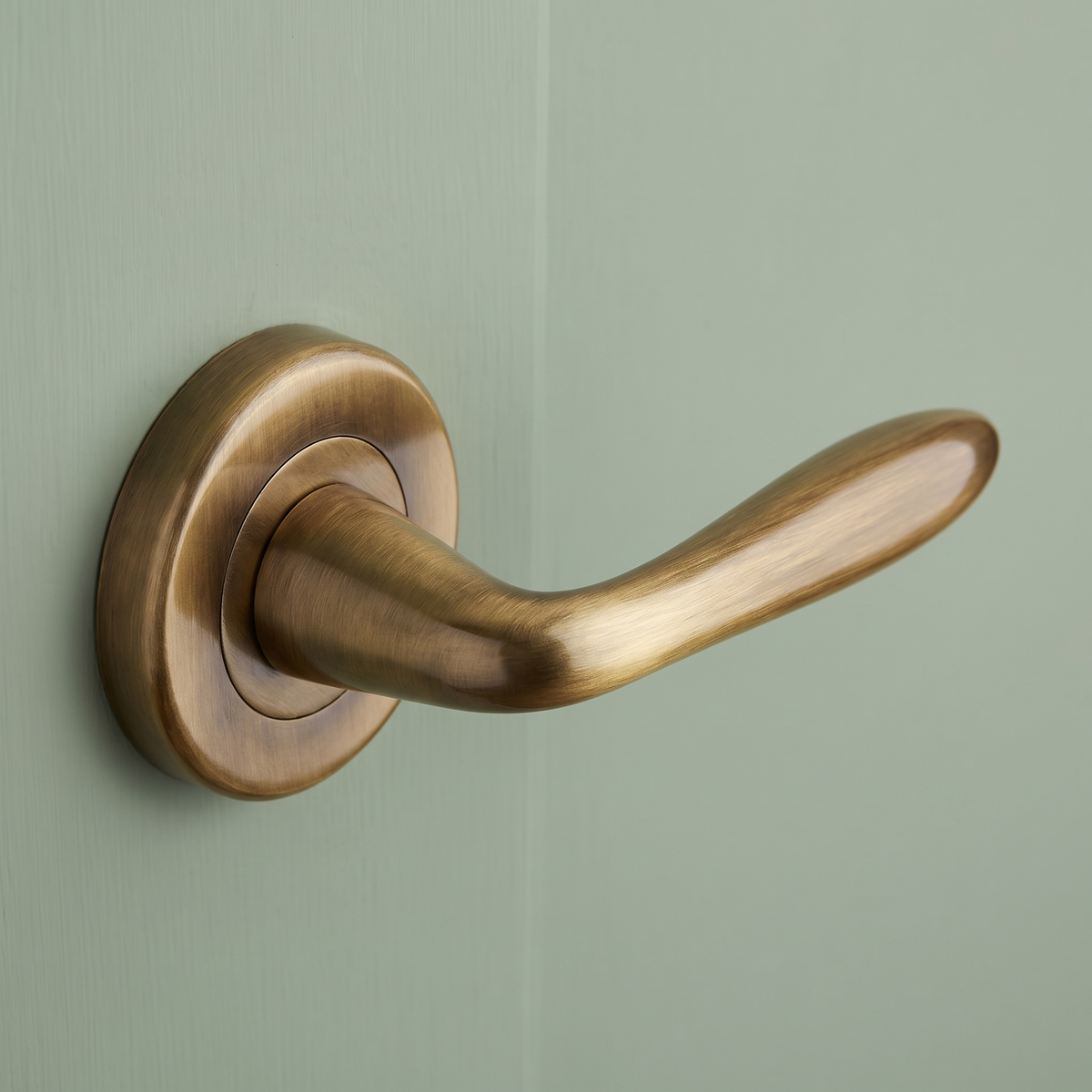 Heritage V1750 Antique Brass Sutton lever on Rose