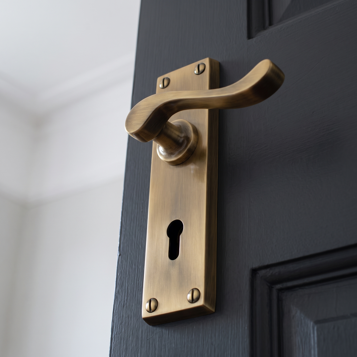 Heritage V810 Antique Brass Bedford Lock Handles