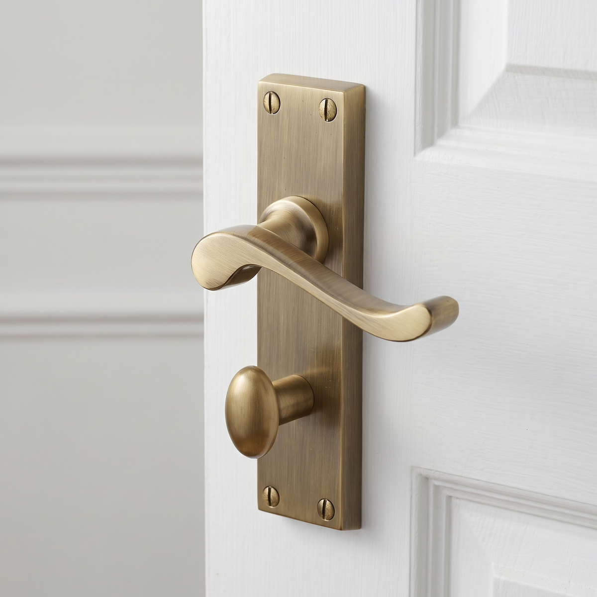 Heritage V815 Antique Brass Bedford Bathroom Handles