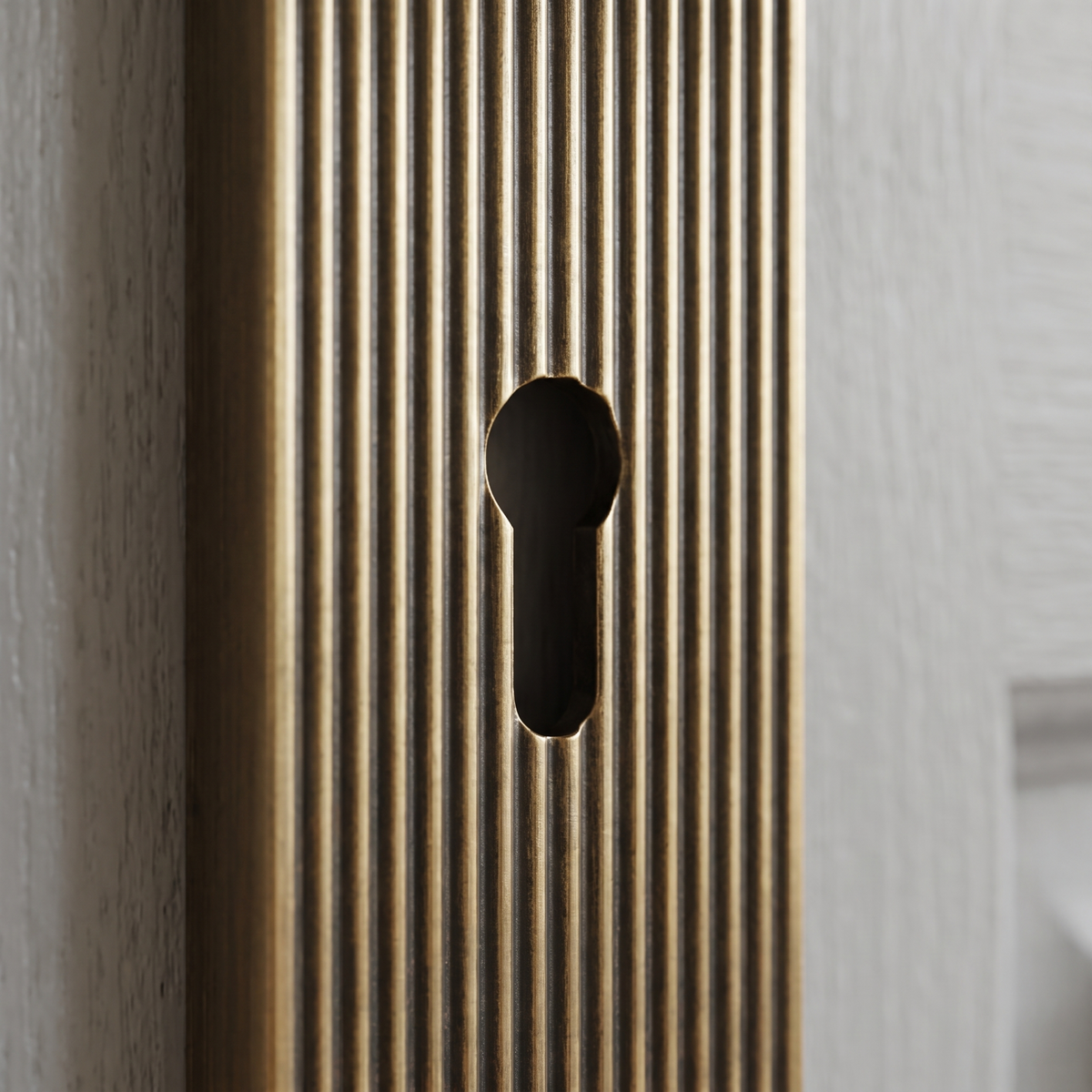Gio Reeded Antique Brass Keyhole Door Handles RR4700
