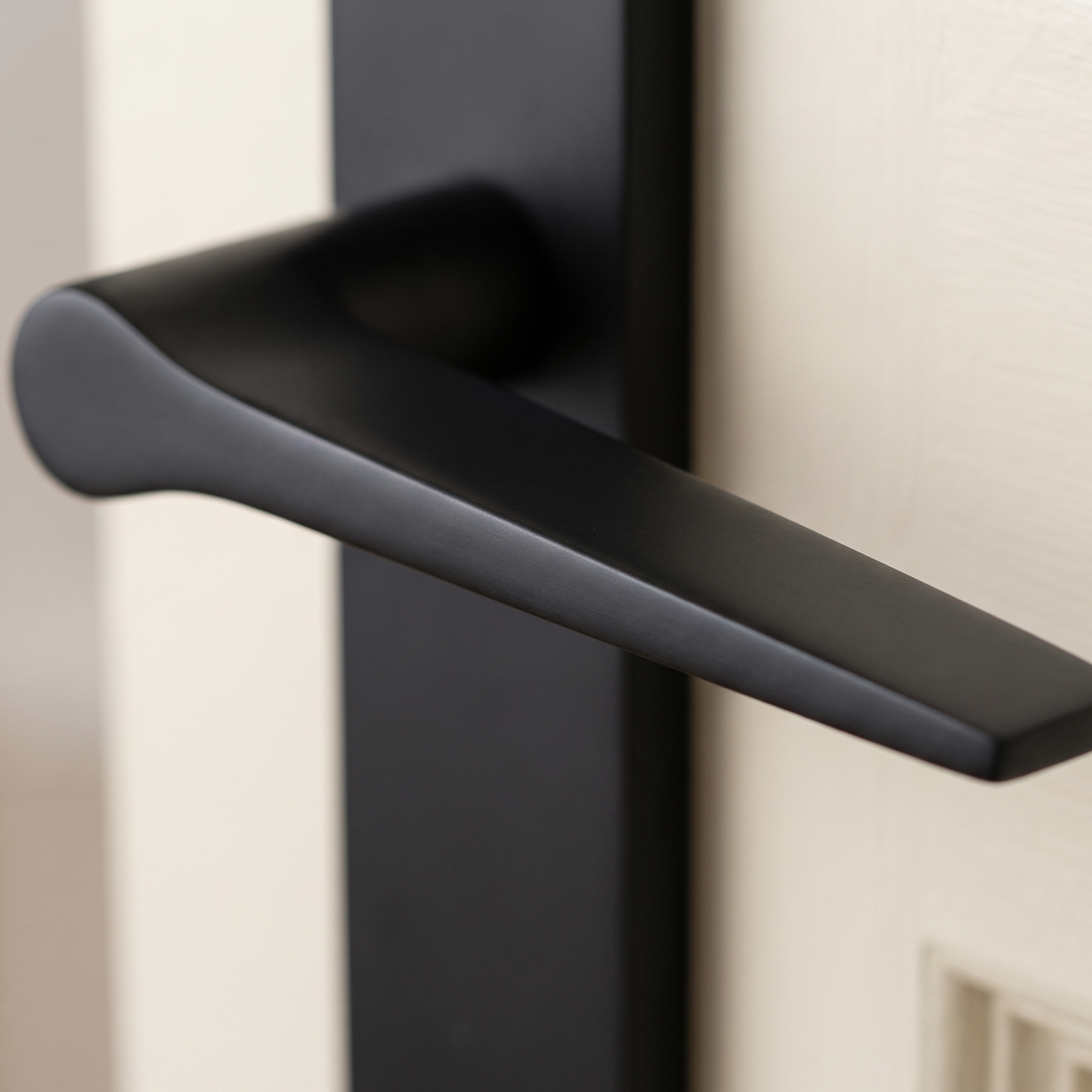 Gio Matt Black Keyhole Door Handles VT8100