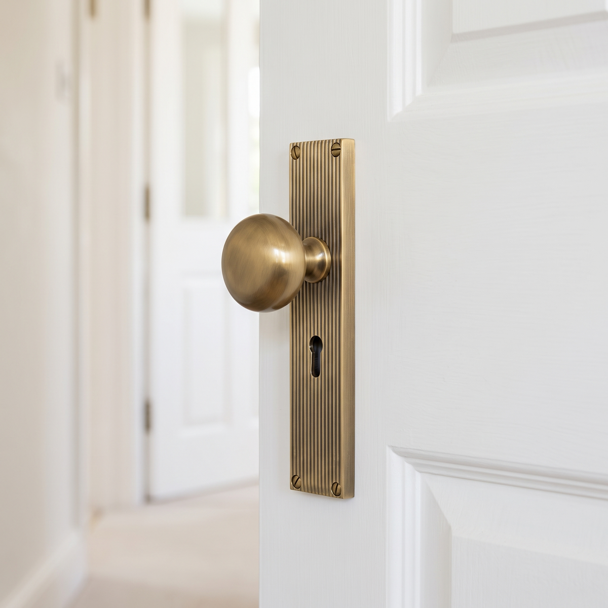 Antique Brass Victoria Knob on Reeded Lock Plate V9200-AT