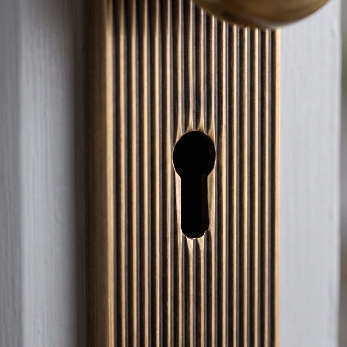 Antique Brass Victoria Knob on Reeded Lock Plate V9200-AT