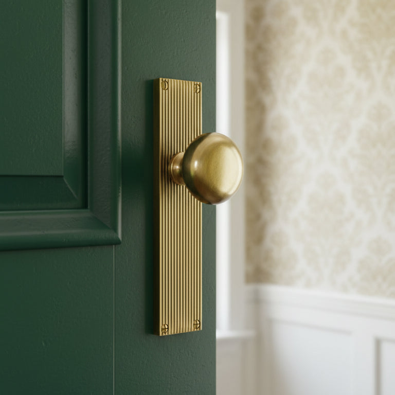 Antique Brass Victoria Knob on Reeded Latch Plate V9210-AT