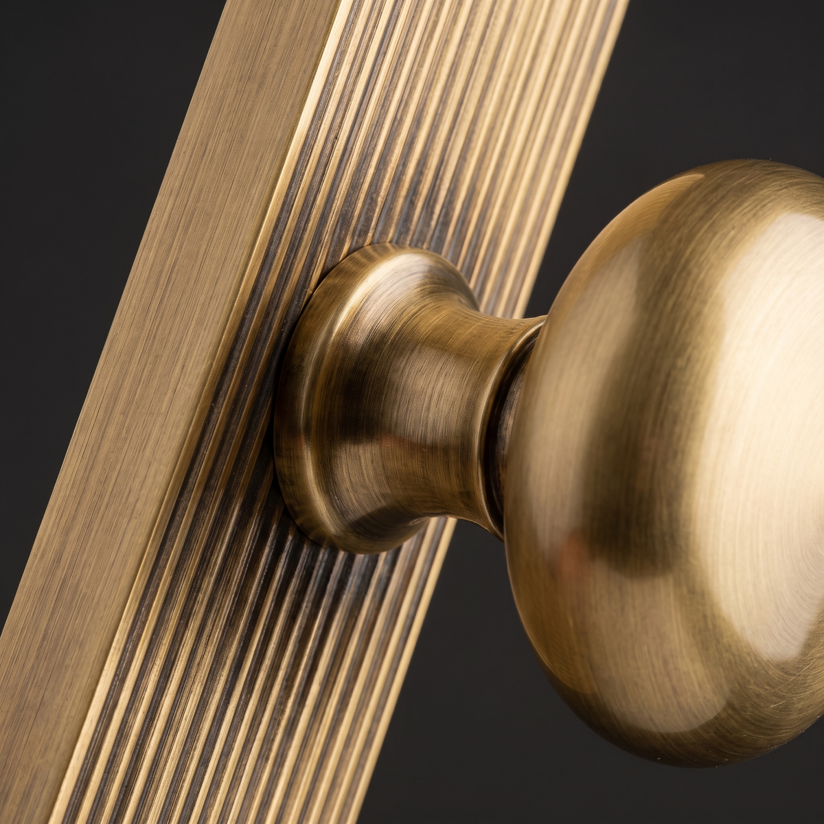 Antique Brass Victoria Knob on Reeded Latch Plate V9210-AT