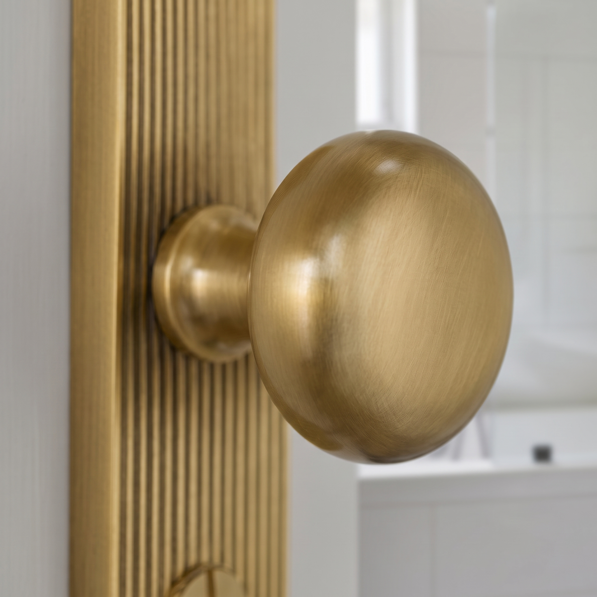 Antique Brass Victoria Knob on Reeded Bathroom Plate V9230-AT